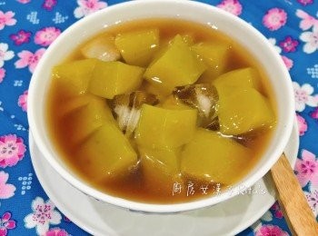 step14: 切好後放入<span class="group_3">黑糖水</span>再加上蜜紅豆即可享用。