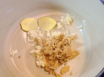 step3: 熱鑊下油放入薑片、蒜蓉和冬菜炒香。