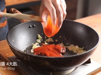 step3: 同一油鍋，爆香蔥薑蒜末後，加入辣豆瓣醬、番茄醬炒香。