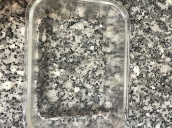 step4: 準備ㄧ個模具抹點油或者可以鋪烘焙紙；
模具尺吋：19x13x6cm