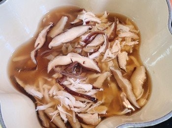 step5: 加入木耳絲、雞絲，再注入適量的水，大火煲滾。