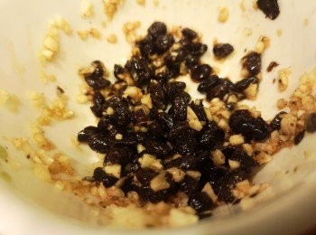 step1: 除<span class="group_2">豆豉醬</span>材料備用，其餘醃料醃豬肉，醃半小時以上，蒜蓉刴蓉，豆豉部份輕壓一壓，部份保持原粒，將<span class="group_2">豆豉醬</span>混合攪勻備用。