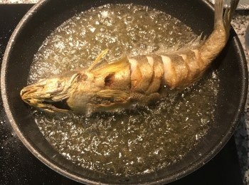 step4: 側翻把兩邊都煎炸到酥香，請鍋瀝油；