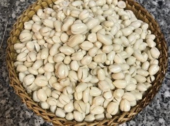 step2: 趁泡過鹽水後邊沖洗，邊除去花生膜；