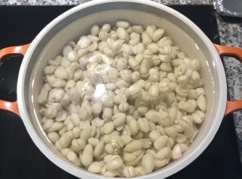 step4: 隔天從冷凍櫃取出後，直接入鍋，加入足量的水，大火煮滾；