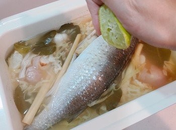 step6: 最後榨入青檸汁至喜歡的酸度，放上青檸片、芫茜和辣椒，邊煮邊吃便可。