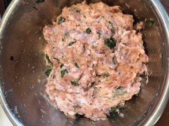 step3: 用手以同一方向把調味料及肉攪勻.