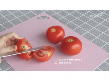 step3: 把番茄切塊, 記得切前要洗乾淨啊