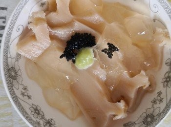 step1: 將素飽魚切成薄片浸泡在素鮑汁內，並加入適量的梅酒備用