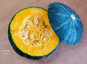 step4: 先將南瓜切頂去籽原個蒸熟