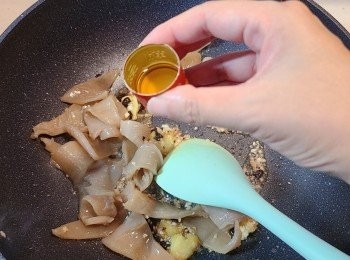 step5: 沿鑊邊加入紹酒。