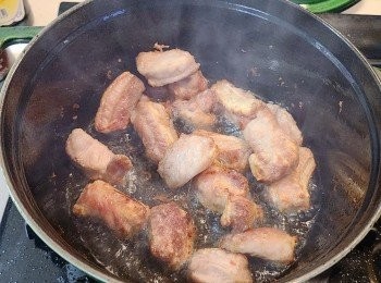 step2: 燒熱鑄鐵鍋（不用下油），下豬肋條煎至金黃。