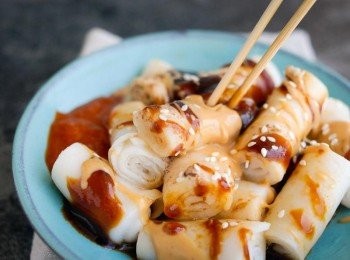 step6: 淋上醬油、麻醬和甜醬(海鮮醬)享用！