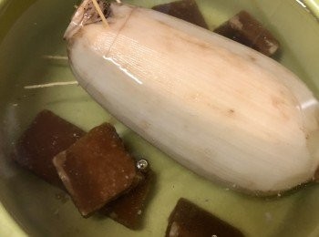 step5: 把釀好的糯米藕放入鍋中，注入清水沒過蓮藕，在裡面放入片糖，大火煮開後轉小火再煮1小時。