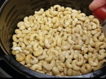 step3: 烘乾後，均匀墳上油(更香口酥脆)，開始氣炸用180℃（360℉) 全程10分鐘