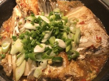 step8: 蔥綠切蔥花；與大蔥段ㄧ起撒在魚上面；