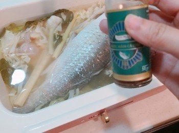 step5: 開蓋後繼續煮，加入魚露調味。