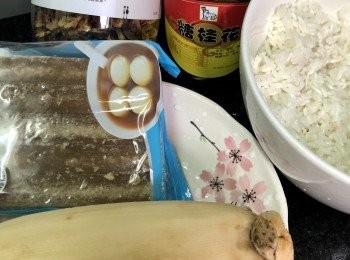 step1: <span class="group_1">食材</span>預備。
糯米預先浸後8小時。
蓮藕洗淨去皮。