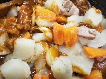 step6: 再放入薯仔，紅蘿蔔，洋葱，拌匀