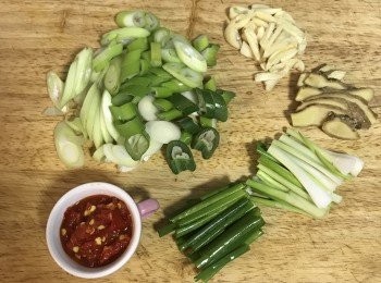 step3: 大蔥小斜切；蒜拍扁去皮略切；蔥切斷，並把蔥白與蔥綠分開放；薑切片；