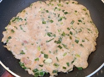 step2: 鯪魚肉用油煎至兩面金黃，切成條狀備用。