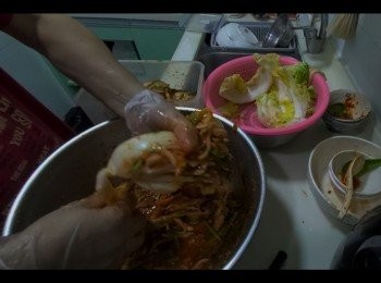 step2: 醃料汁：糯米粉兩湯匙，砂糖兩湯匙，水兩份碗加入煲裏邊一同煮溶，全部做法請留意YouTube頻道 https://youtu.be/9r6c4LsDE6g