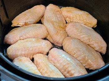 step2: 將<a href="https://bit.ly/3zHU5V3" target="_blank" data-keyword="雞中翼" class="guide-link"><strong>雞中翼</strong></a> <span style="display:inline-block;vertical-align:middle;margin-top:-3px;color:initial;border-radius:3px;padding:2px 3px;font-size:12px;line-height:14px;background:#87d300;color:#fff;">即買</span> 放入氣炸鍋... 以180度焗15分鐘至金黃... 盛起。