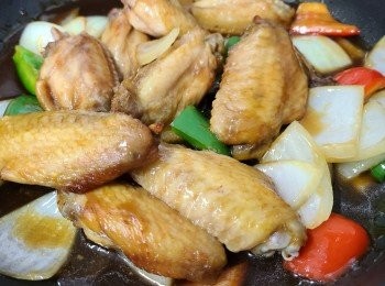 step6: <a href="https://bit.ly/3zHU5V3" target="_blank" data-keyword="雞中翼" class="guide-link"><strong>雞中翼</strong></a> <span style="display:inline-block;vertical-align:middle;margin-top:-3px;color:initial;border-radius:3px;padding:2px 3px;font-size:12px;line-height:14px;background:#87d300;color:#fff;">即買</span> 放入鑊... 兜勻... 熄火... 上碟。