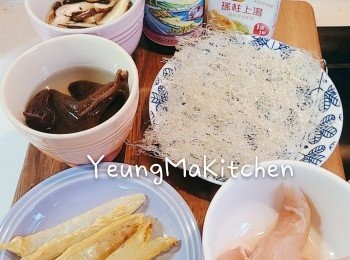 step1: 冬菇浸發後切條，浸冬茹的水留下備用(只留表面，最底沉澱著沙石灰塵要棄掉。)；素翅解凍，沖一沖水備用。 ; 木耳浸發1小時後去蒂切條備用 ; 薄花膠洗淨後用薑片汆水後切條，雞肉用熱水烚熟後撕成幼絲備用。