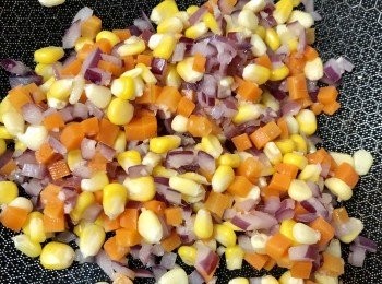 step3: 先用牛油將洋蔥、蒜蓉爆香，放入甘筍粒及粟米粒繼續翻炒至熟，