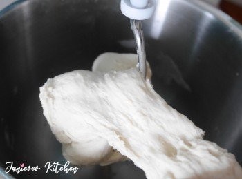 step2: 加水把所有材料混合，揉和麵團至光滑，大碗周邊很乾淨。（可手揉 / 用廚師機3號中速10-15分鐘。）麵團會有少許彈力和筋性，但不用有筋膜。