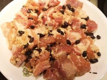 step2: 所有材料混合，排骨不要放得太擠迫，蒸18分鐘即完成