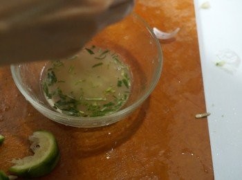 step2: 檸檬汁、 迷迭香跟鹽、黑胡椒粉拌勻成醃汁備用