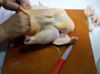 step3: 雞隻先洗淨，撕走雞腔內肥膏，
切去雞頭、雞尾及<a href="https://bit.ly/3kLFTWO" target="_blank" data-keyword="雞腳" class="guide-link"><strong>雞腳</strong></a> <span style="display:inline-block;vertical-align:middle;margin-top:-3px;color:initial;border-radius:3px;padding:2px 3px;font-size:12px;line-height:14px;background:#87d300;color:#fff;">即買</span> 
用小刀及手將雞皮及雞腔分離
