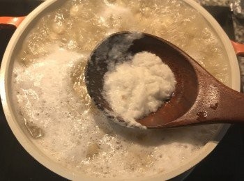 step5: 撈掉浮起的泡泡，轉小火；