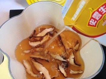 step3: 注入冬菇水和上湯。