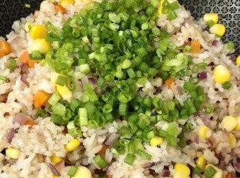step4: 倒入冷飯與菜粒炒勻，用適量鹽及生抽調味，加入蔥花繼續翻炒片刻，熄火，盛起備用。