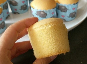 step2: 蛋白加入檸檬汁，糖分兩次加入打至濕性發泡。蛋白放三次加入麵糊翻拌均勻。倒入直徑5.5cm,高5cm的小杯子蛋糕。輕震杯子去氣泡，放入已預熱130℃的烤箱烤45分鐘。烤好拿出來輕輕震出熱氣，待涼享用。觀看影片做法看這裏··https://www.youtube.com/embed/QBsI5RNkGmg