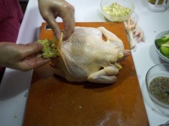 step4: 將拌好的牛油放入雞皮和雞腔中間
將雞放入保鮮袋，用醃汁抹勻雞腔內及雞身，抽走空氣後綁結
之後放入雪櫃醃最少4-5小時