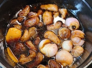 step6: 加回已煎的豬肋條並蓋上鍋蓋以小火炆煮約半小時，之後打開蓋以中火略煮至收汁（試味， 調較自己合適的味道。）