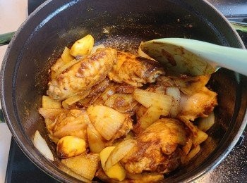 step4: 再下咖喱醬炒勻。