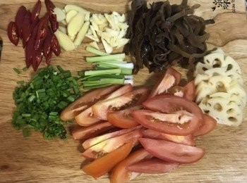 step7: 煎魚時，將蔥白切段，蔥綠切花；蒜拍扁去皮切片；薑切片；辣椒去籽斜切；蓮藕去皮切片；黑木耳切絲；蕃茄切塊；