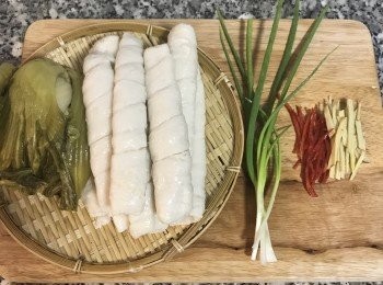 step1: 麵腸用滾水沖洗過瀝乾，酸菜和蔥洗淨；薑洗淨、辣椒去籽洗淨一起切細絲；