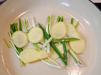 step2: 先放薑蔥鋪鍋底。另一些薑蔥放入魚肚內。