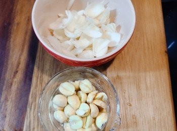 step3: 鮮百合一片片剝下洗淨備用。