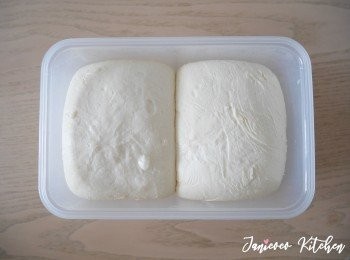 step4: 合上保鮮蓋，將麵團放入雪櫃（９度以下冷藏）發酵12小時，這時你可以安心去睡覺～🤣 第二天睡醒後，麵團已經完成低溫發酵並發大。不用打開蓋，整盒麵團在室溫回溫 1 小時。