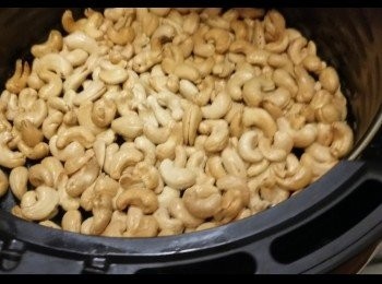 step5: 再入鍋炸2分鐘，前後搖晃一次，3分鐘後，再做一次，前後“3”次↜不可省略。目的要腰果均匀上色