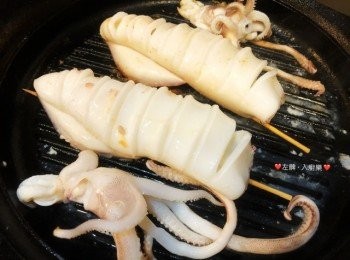 step6: 柳宗理鍋洗淨，熱鍋下油，再次把魷魚串放上，以刀將魷魚身體橫向切幾刀