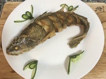 step7: 把瀝油後的魚擺在盤子上；