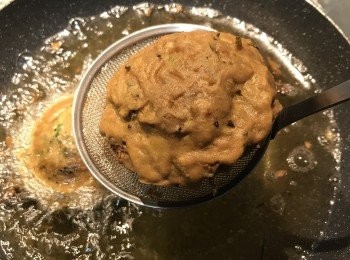 step15: 瀝油後，便可切開享用，淋些東泉辣椒醬或甜辣醬就很好吃喔～